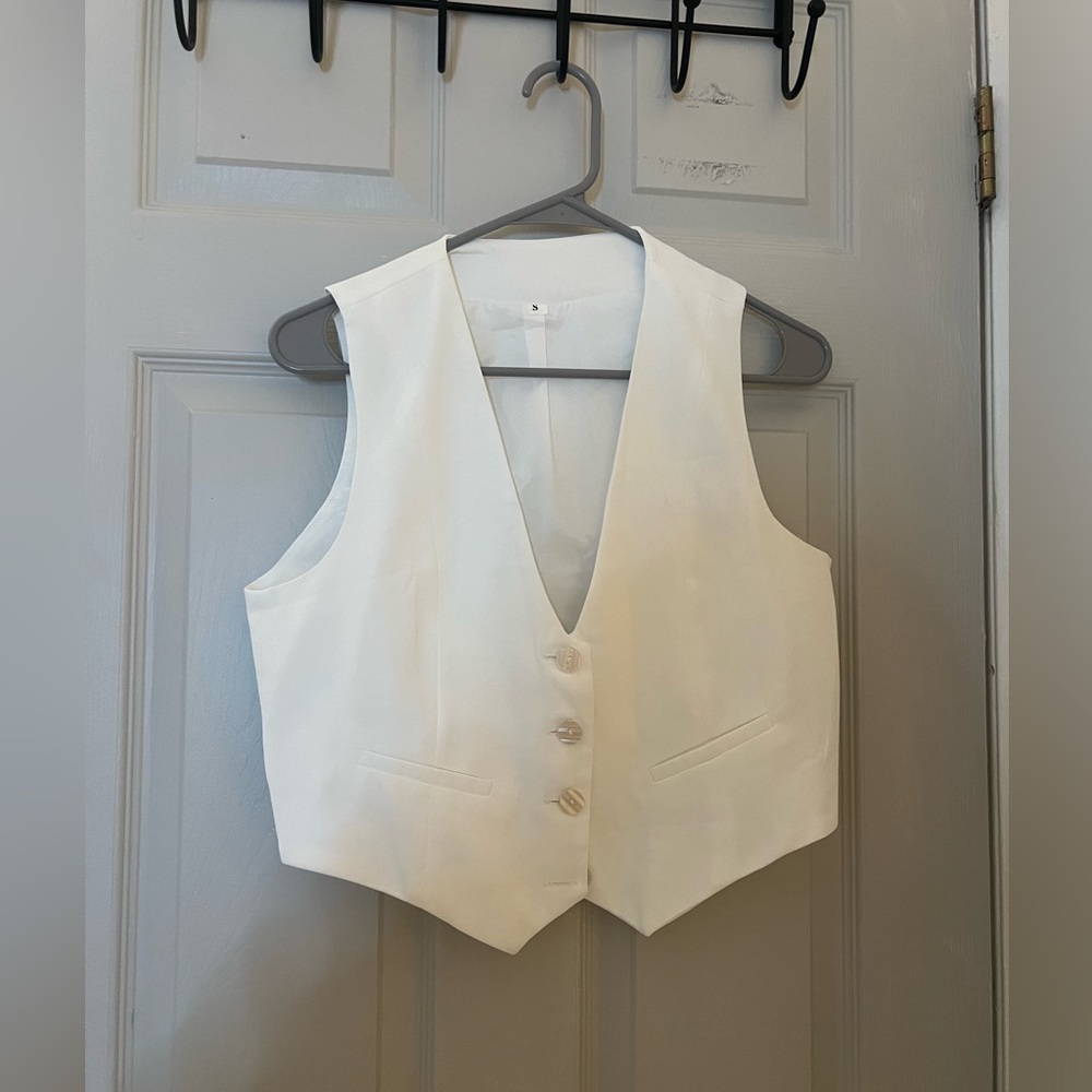 White vest!